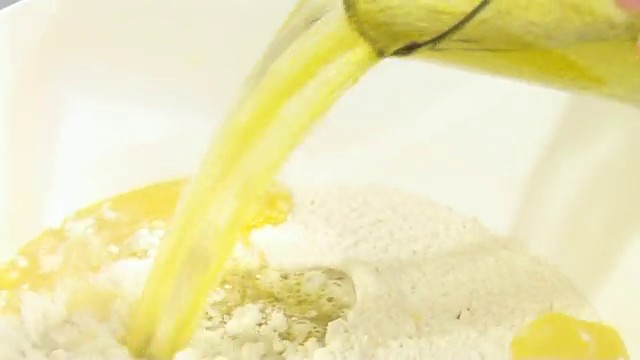 "Ассорти" пиццасын жасоо - видеорецепт