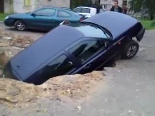 Бишкектеги жолдун айынан, машина аңга түшүп кетти.