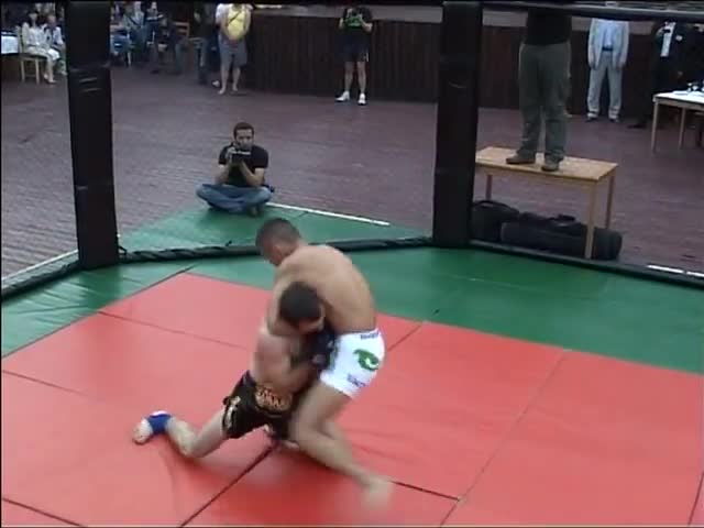 Кыргыз мушкери чечен чемпионун жайлады