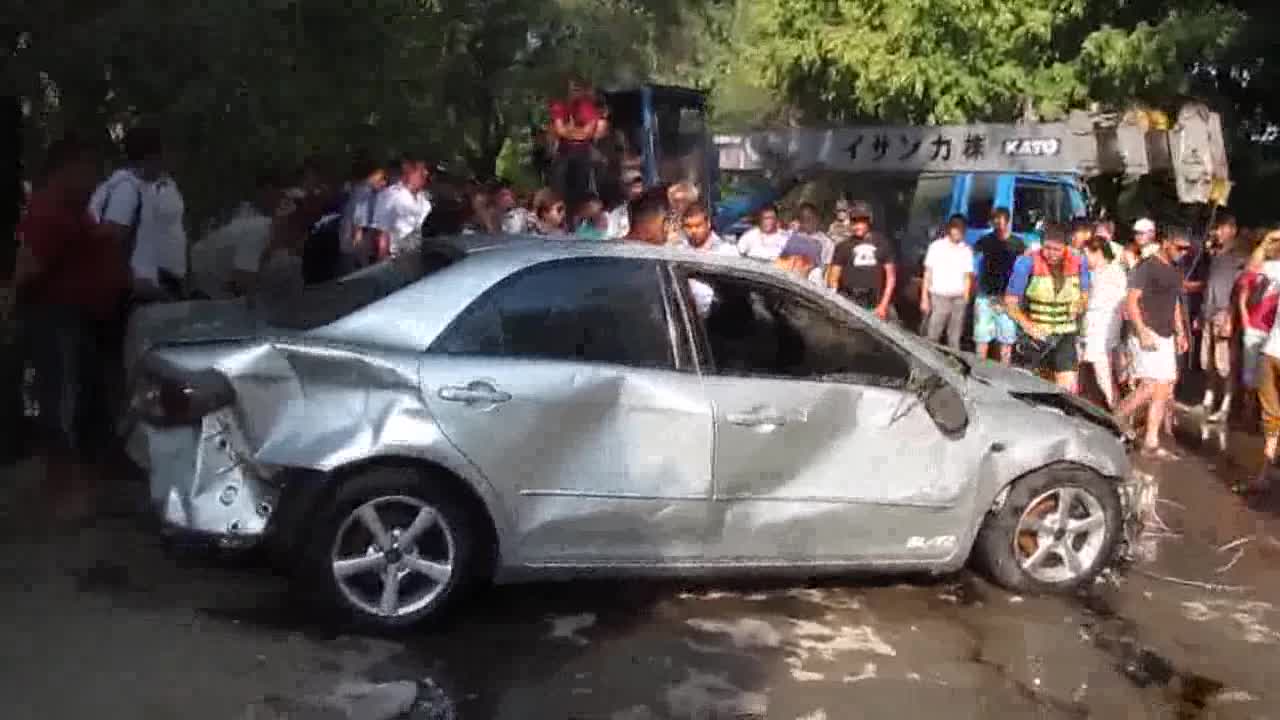 Чоң чүй каналына түшүп кеткен "Мазда"