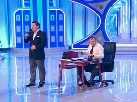 Аферист банктан акча алып жатканда