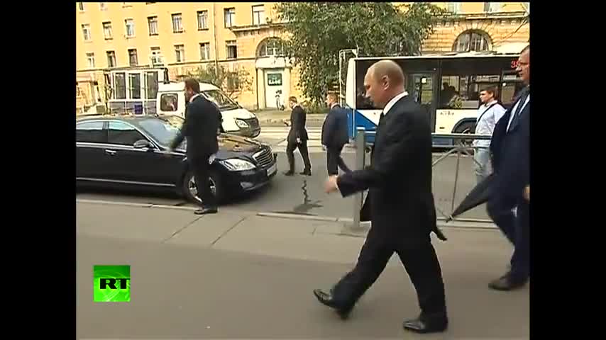 Путин дзюдо боюнча устаты көз жумгандан соң жалгыз көчөдө басып өттү