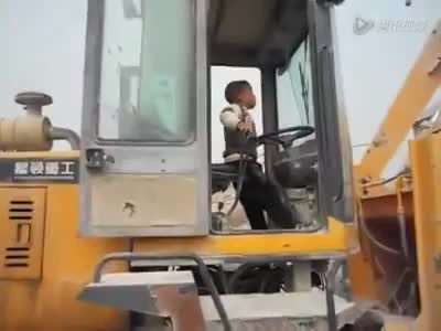 Кытайдагы 5 жаштагы экскаватордун айдоочусу