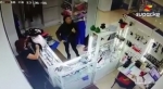 Дүкөндөн уурулук кылган кыздардын апасы зер буюмдарды ээсине кайтарып берди