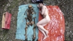 Атасынын сөөгү менен фотосессия жасаган сүрөтчү