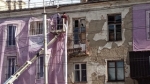 Саммит алдында Бишкектеги эски үй баннер менен капталды