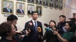 Бишкек мэри Азиз Суракматов футбол борбору боюнча суроолорго жооп бербей качып кетти