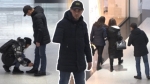 Социалдык эксперимент. Бишкектиктер колу жок жигиттин боосун байлап бердиби?