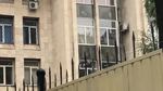 Атамбаев тарапташтарына УКМКнын терезесинен кол булгалады